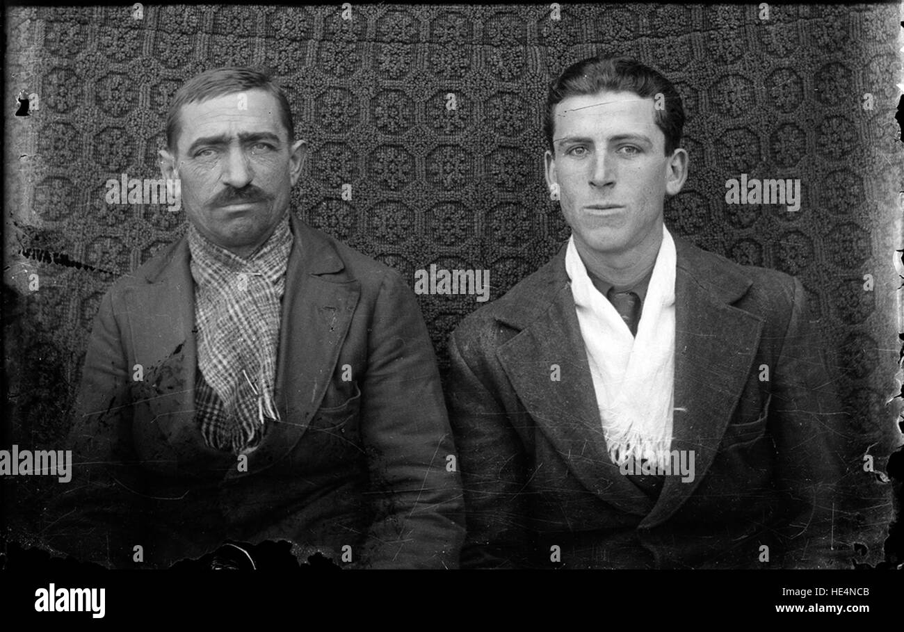 Una collezione di due ritratti vintage dall'Archivio Costica Acsinte, che mostrano la vita rumena e personaggi storici. Foto Stock