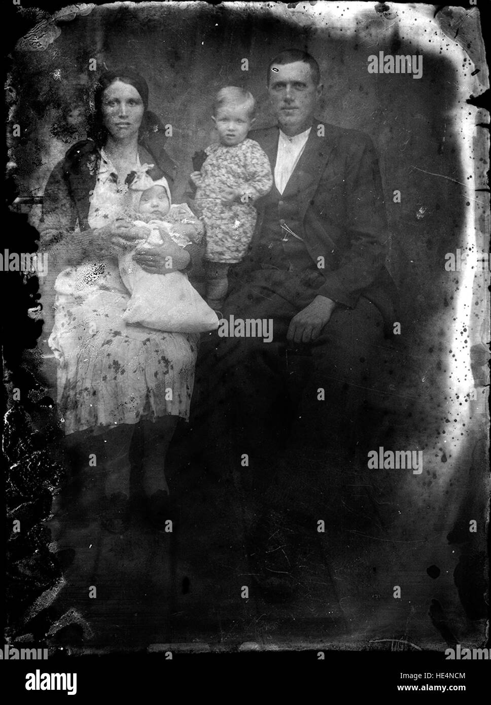 Una fotografia storica di una famiglia rumena di Ialomita, Romania, scattata su un piatto di vetro negativo, che mostra la vita familiare tradizionale dei primi anni del XX secolo. Foto Stock