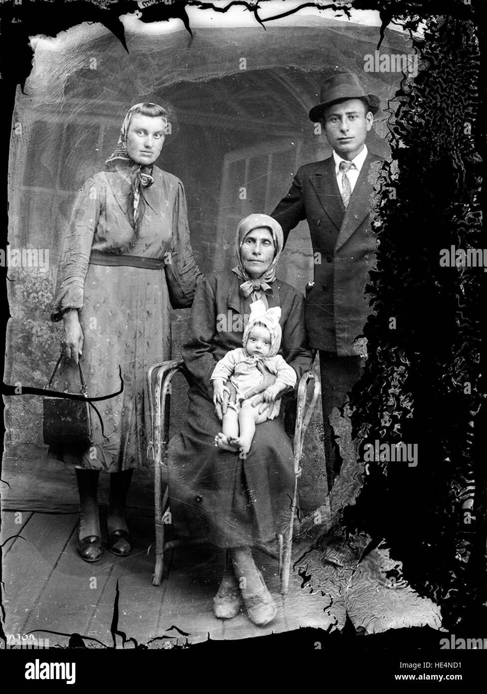 Un ritratto di famiglia di Ialomita, Romania, catturato da Costica Acsinte su lastre di vetro, che riflette la vita rumena all'inizio del XX secolo Foto Stock