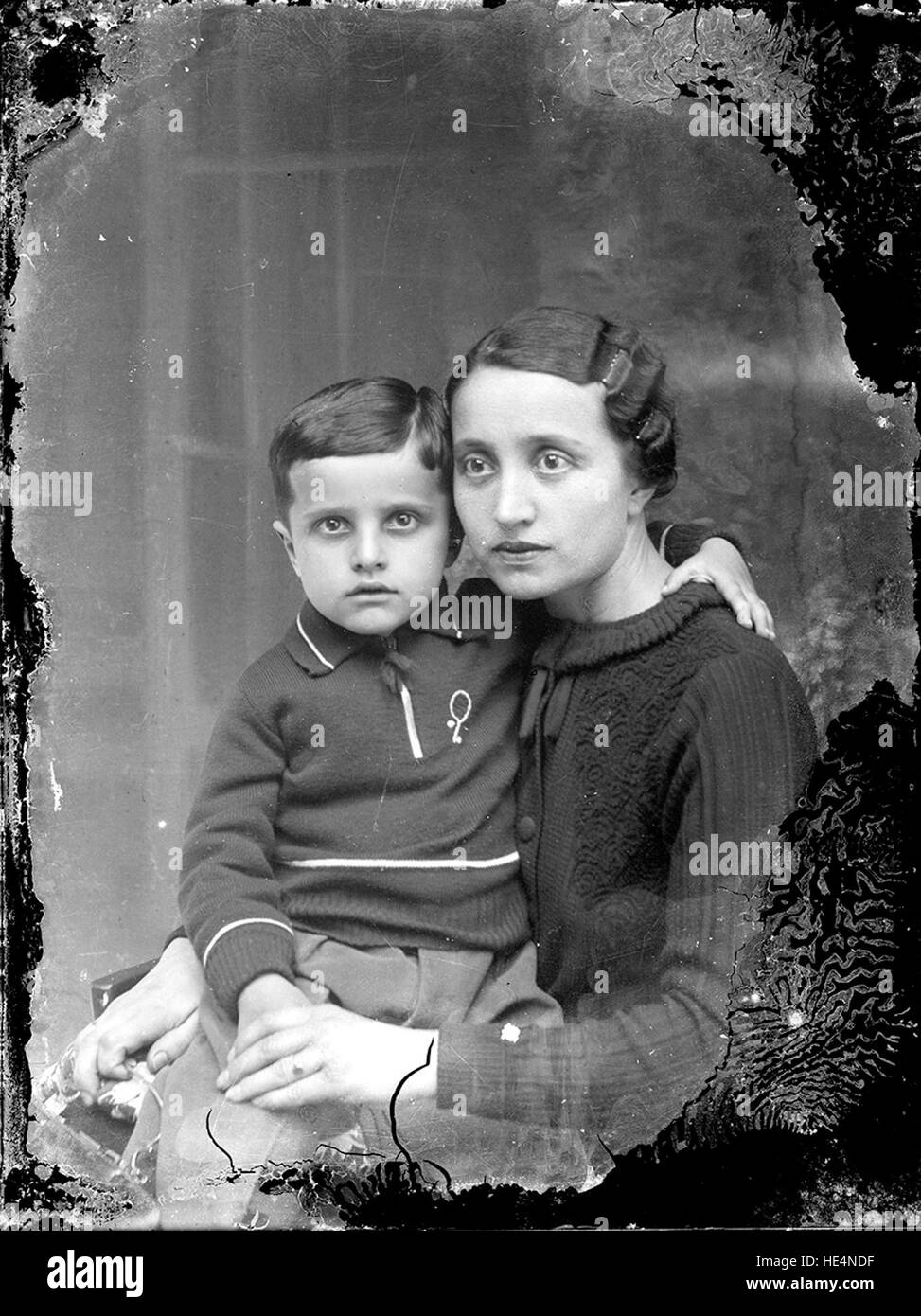 Madre rumena con figlio, Costica Acsinte Archive, Ialomita, Romania, lastra di vetro Foto Stock