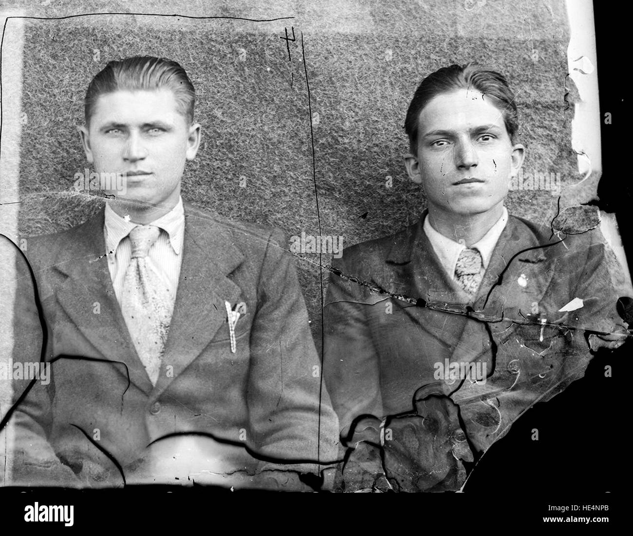 Quattro ritratti, immagini storiche dalla Romania, Archivio Costică Acsinte, inizio del XX secolo, fotografia d'epoca, Romania rurale, negativi su lastre di vetro, moda storica, storia rumena Foto Stock