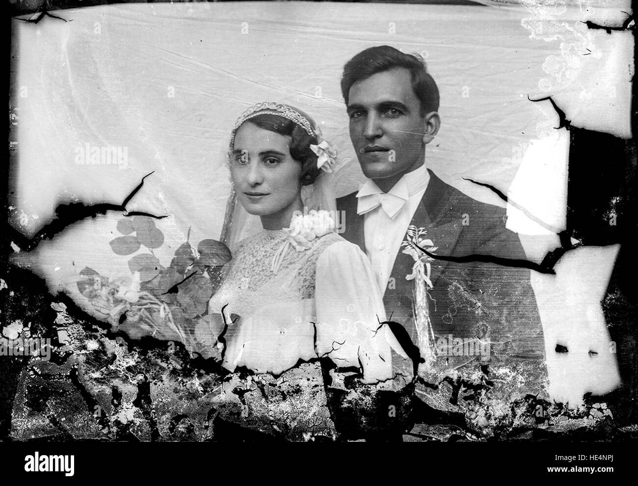 Due ritratti catturati da Costică Acsinte, che mostrano soggetti rumeni tradizionali in fotografie d'epoca su lastre di vetro. Foto Stock