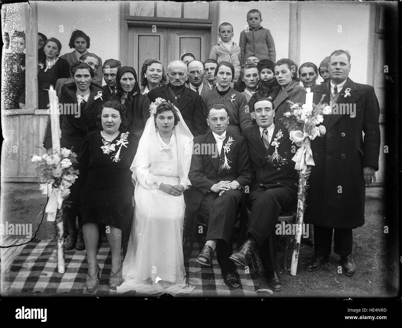 Un matrimonio catturato in una fotografia storica di Ialomita, Romania, che mostra le usanze nuziali rumene dell'inizio del XX secolo. Foto Stock
