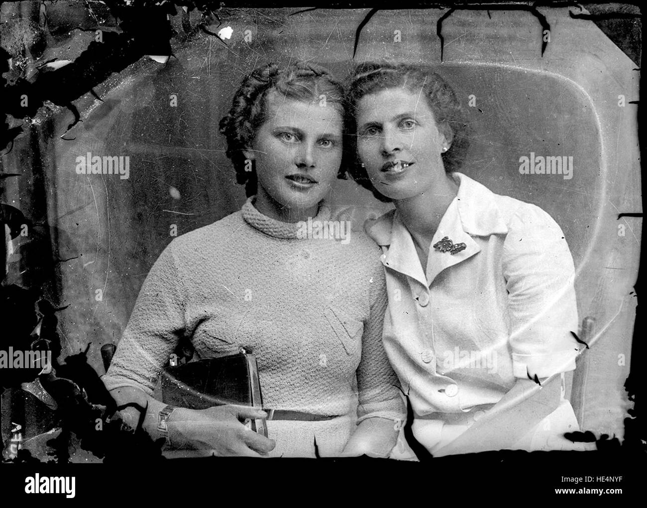 Ritratto di due donne di Ialomita, Romania, catturato da Costica Acsinte su lastre di vetro, che mostra la vita rumena dei primi anni del XX secolo Foto Stock