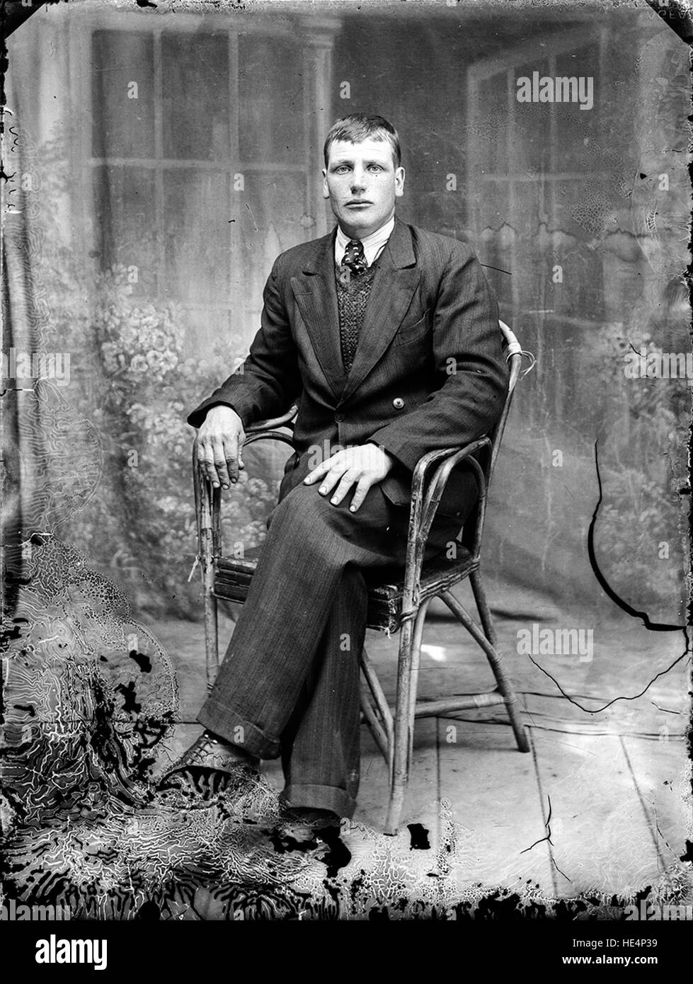 Ritratto di un uomo di un'epoca passata, catturato in un'antica fotografia su lastra di vetro a Ialomita, Romania Foto Stock