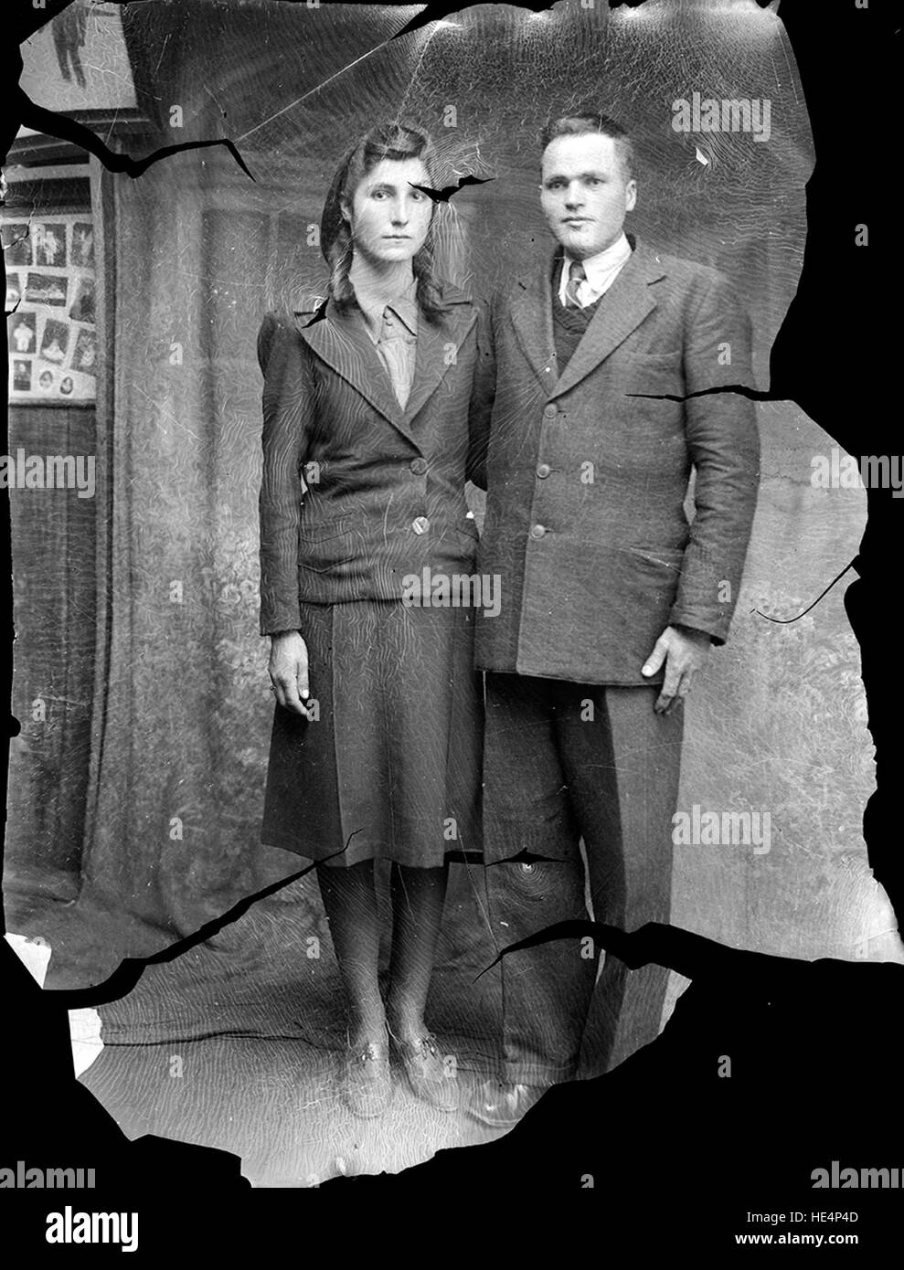 Una fotografia d'epoca di una coppia catturata da Costica Acsinte, che mostra le relazioni e la cultura rumena dell'inizio del XX secolo. Foto Stock