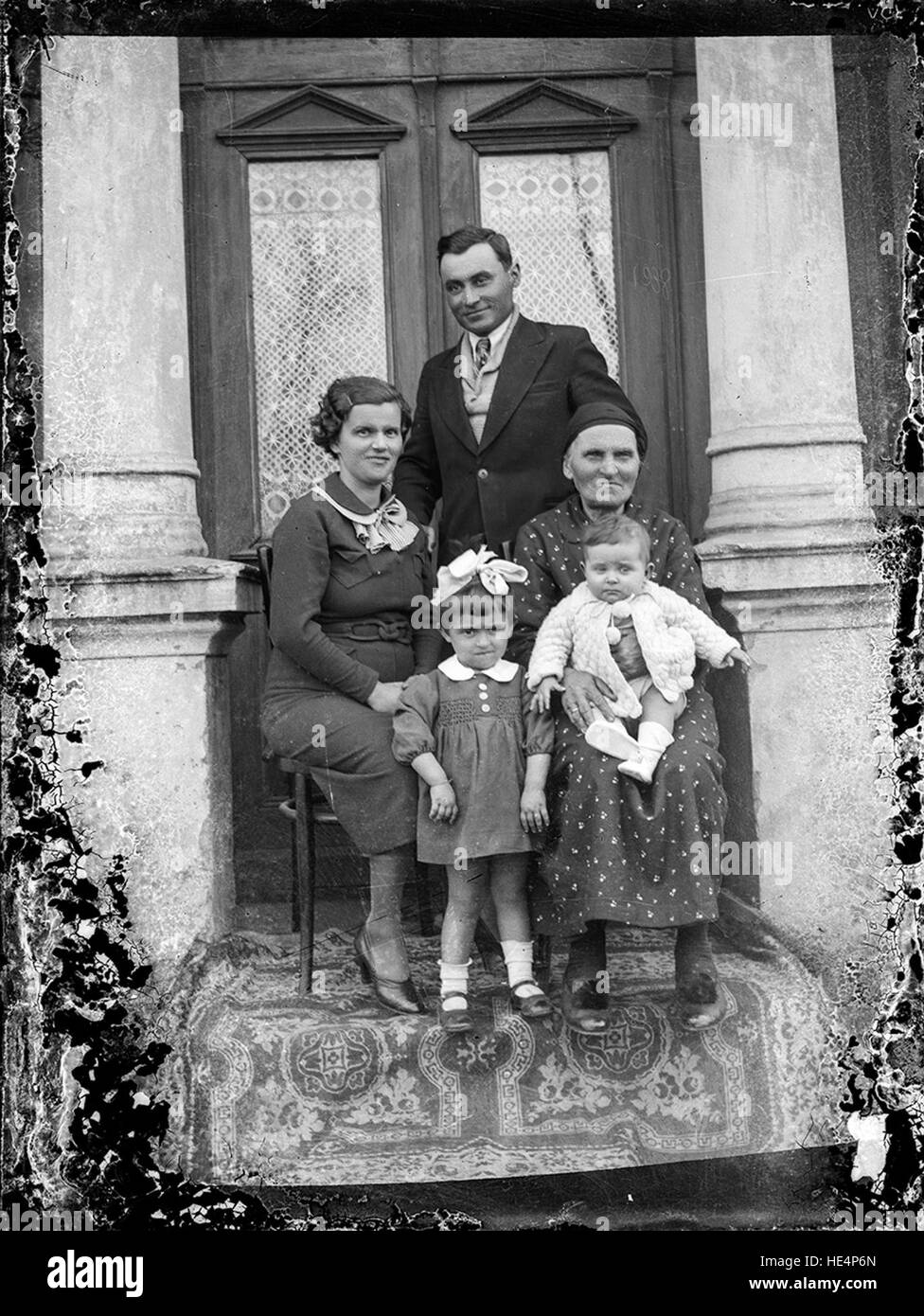 Un ritratto storico di famiglia catturato da Costica Acsinte, che mostra la vita familiare rumena all'inizio del XX secolo. Foto Stock