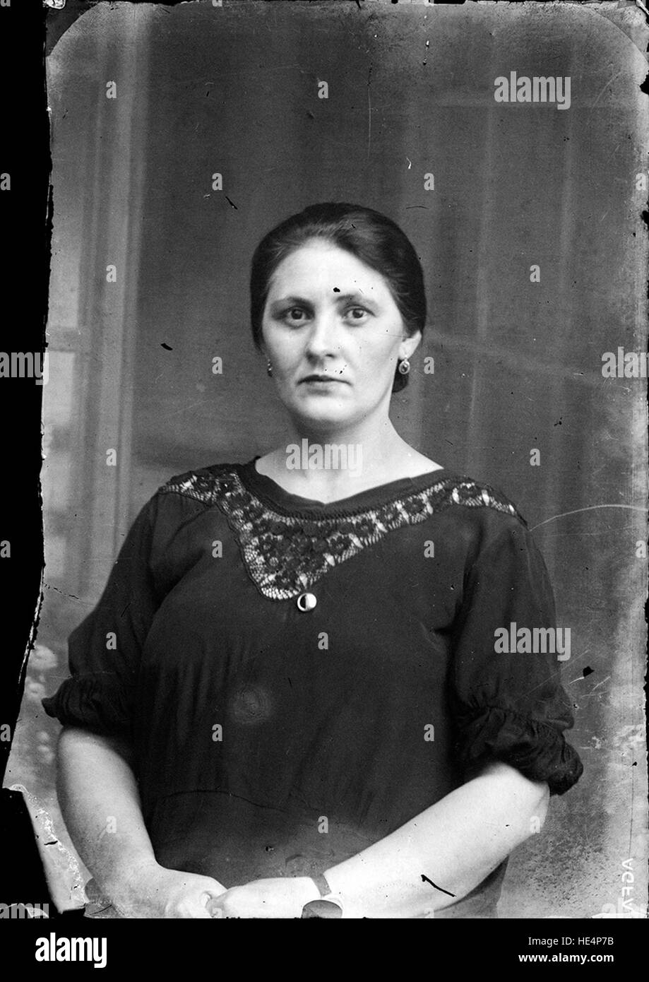 Donna, Historical image, 12 dicembre 2013, Ialomița Acsinte Archive, Costică, Romania, piastra di vetro negativa Foto Stock