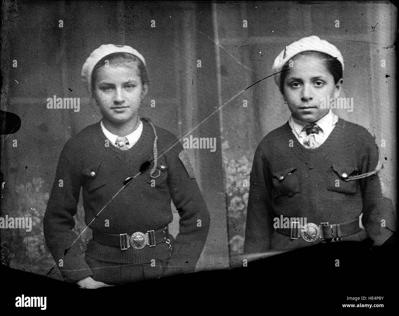 Due ragazze in uniforme da scout, Costica Acsinte Archive, Ialomita, Romania, piatto di vetro negativo, 12 dicembre 2013 Foto Stock
