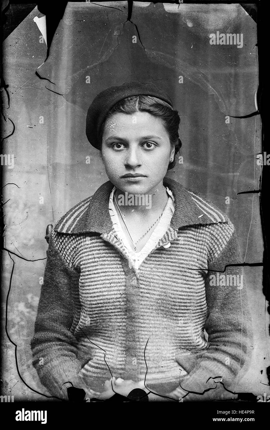 Ritratto di una giovane donna di Ialomița, Romania, catturato da Costica Acsinte, che riflette la vita rurale e le tradizioni rumene dell'inizio del XX secolo Foto Stock