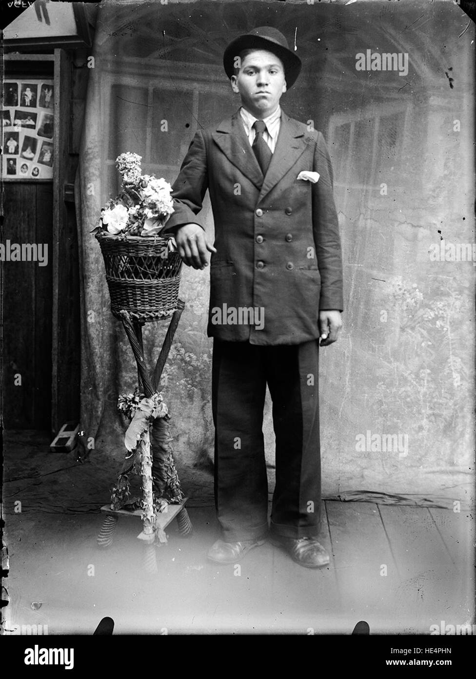 Un ritratto di una giovane donna di Ialomița, Romania, catturato da Costică Acsinte a metà del XX secolo, che riflette la femminilità rumena. Foto Stock