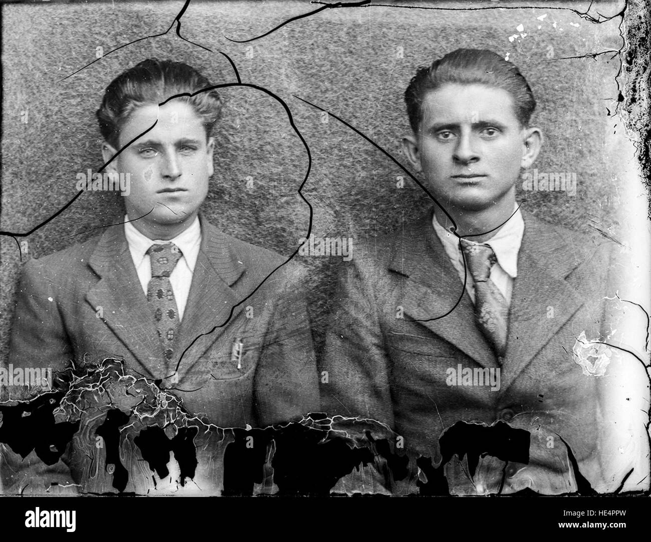 Quattro ritratti storici, catturati da Costica Acsinte a Ialomita, Romania, che mostrano l'abbigliamento tradizionale e il patrimonio culturale dei primi anni del XX secolo. Foto Stock