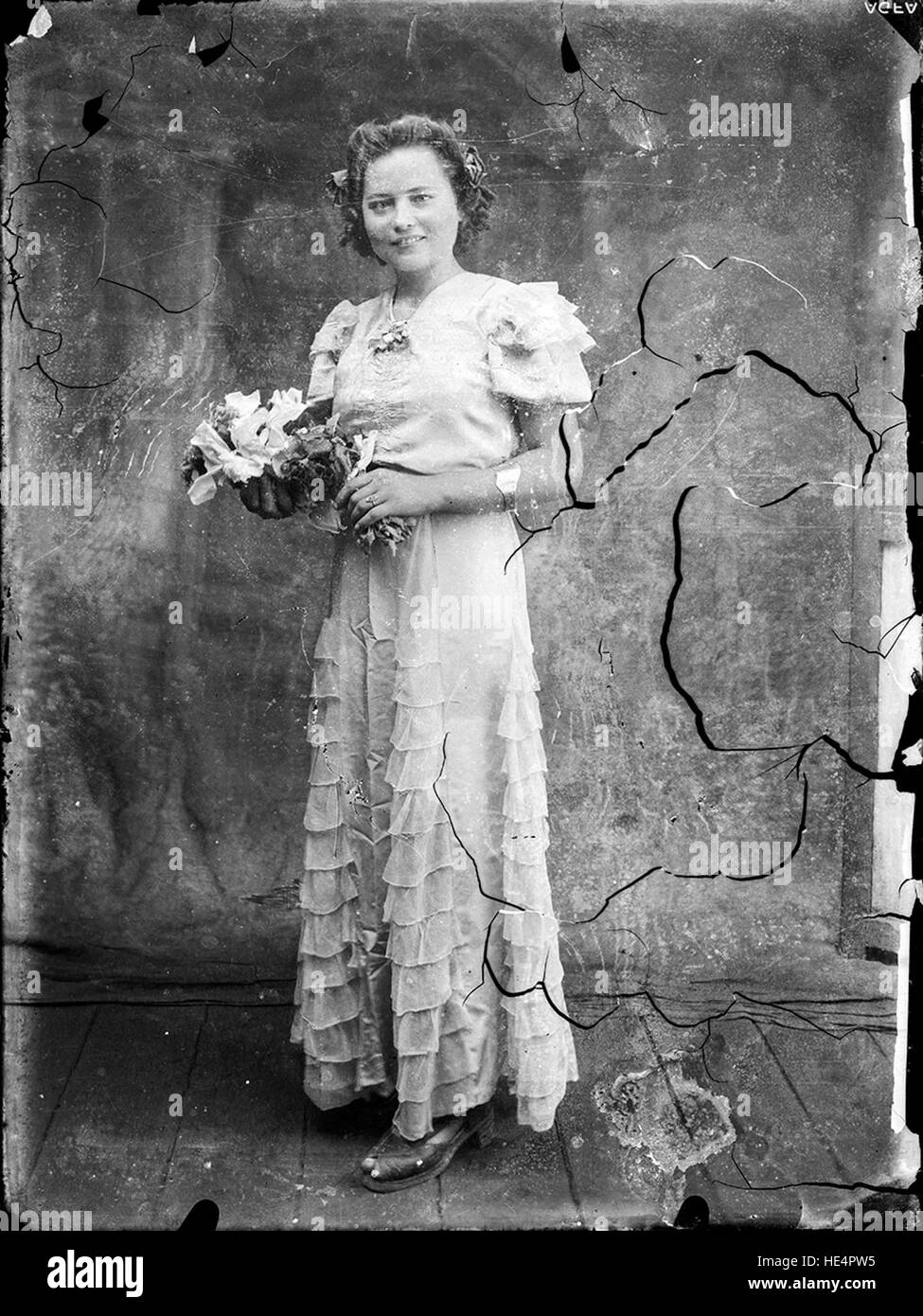 Un ritratto di una donna di Ialomița, Romania, catturato da Costică Acsinte, che mette in evidenza l'abito rumeno dell'inizio del XX secolo e la vita rurale. Foto Stock