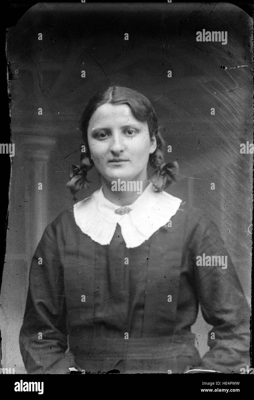 Ragazza in abito vintage, Romania, 2013 Foto Stock