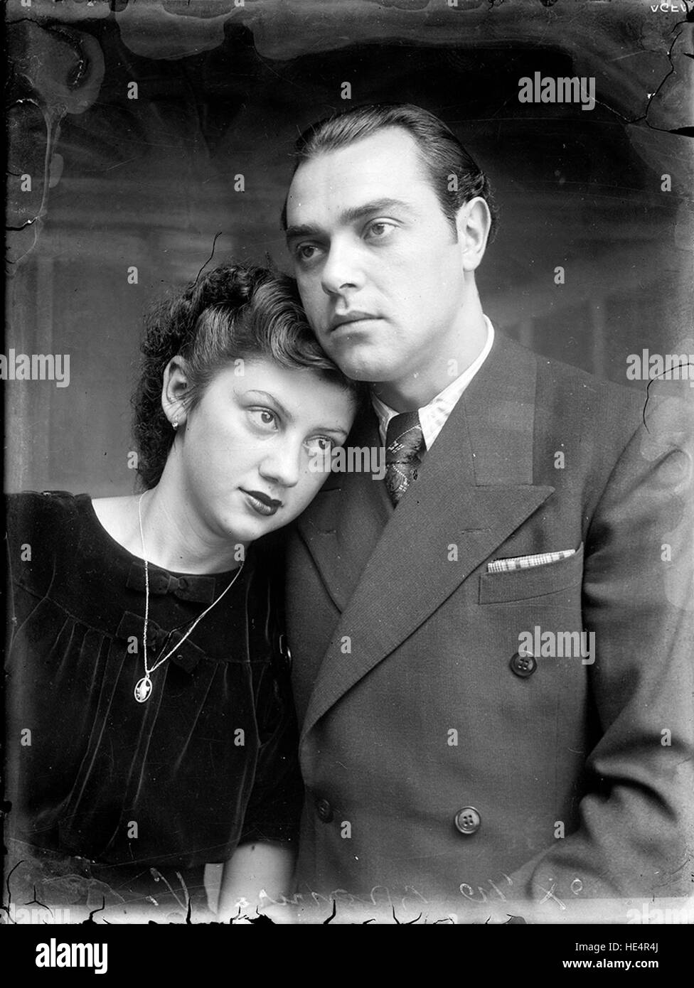 Un'immagine storica di una coppia rumena di Ialomita, Romania, catturata su un piatto negativo all'inizio del XX secolo, che mostra un'era passata della vita locale. Foto Stock