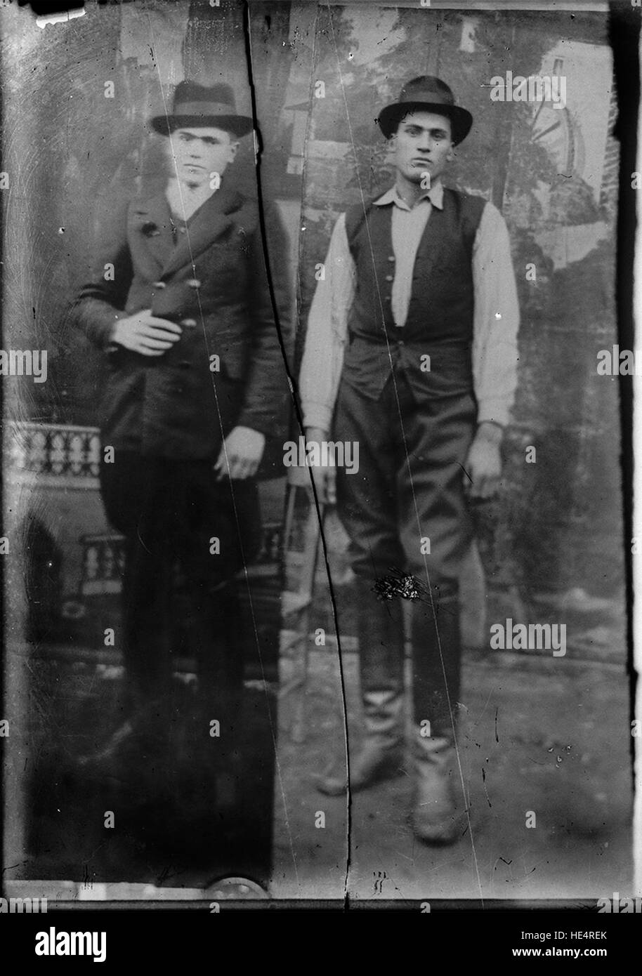 Due ritratti, riproduzioni dall'Archivio Costică Acsinte, che mostrano la tradizionale vita rurale rumena, catturati con fotografie su lastre di vetro Foto Stock