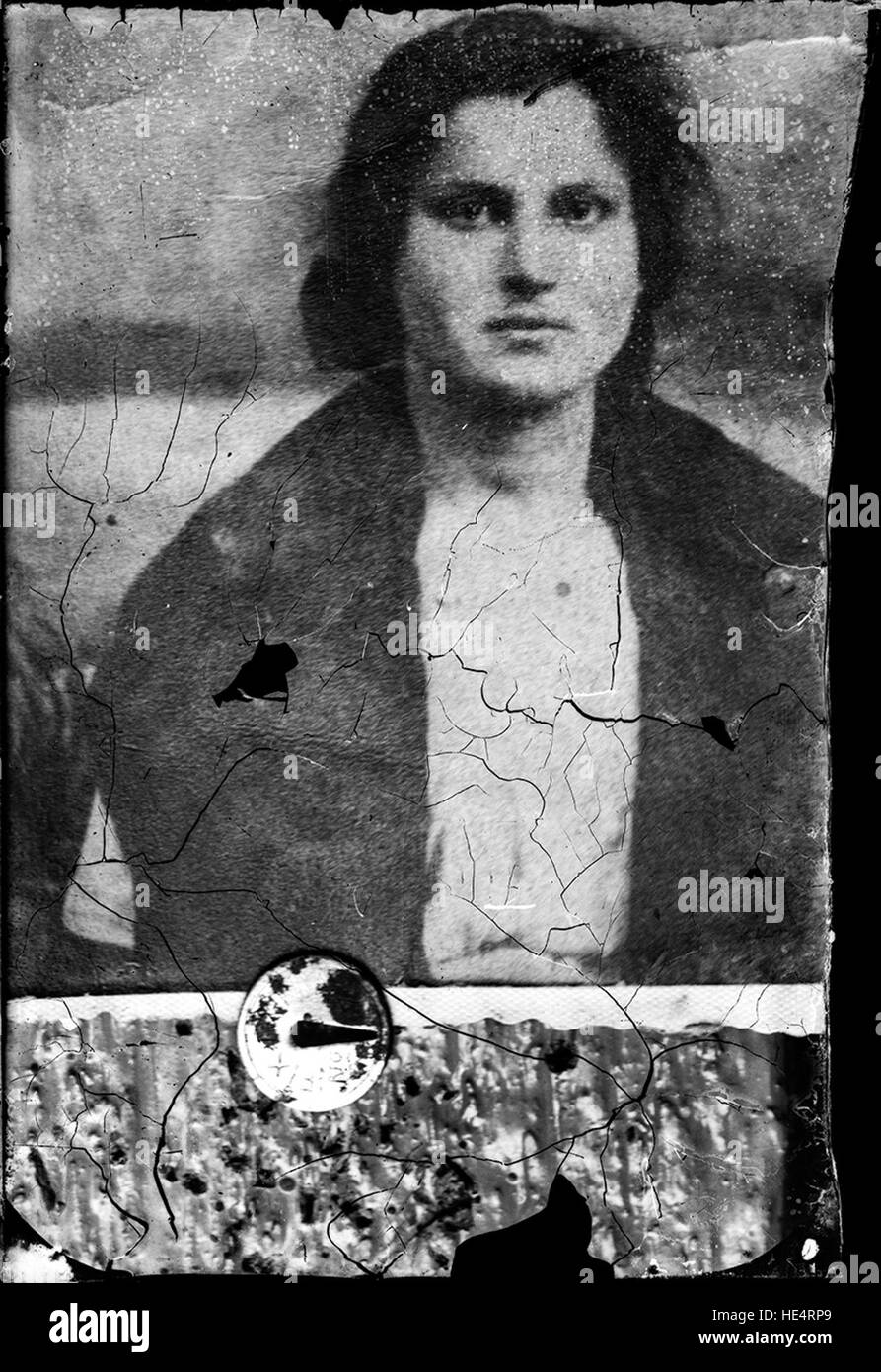 Una fotografia storica di una donna rumena, scattata a Ialomita su un piatto di vetro, che mostra la vita rurale e l'abbigliamento tradizionali Foto Stock