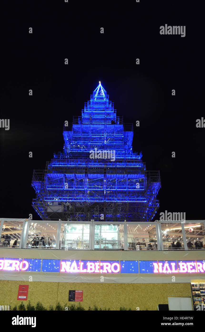 Napoli, Italia. 15 Dic, 2016. Nalbero è la costruzione di ferro nella  struttura ad albero di Natale forma, a circa trenta metri di altezza,  costruito alla Rotonda Diaz- Mergellina a Napoli. L'attrazione