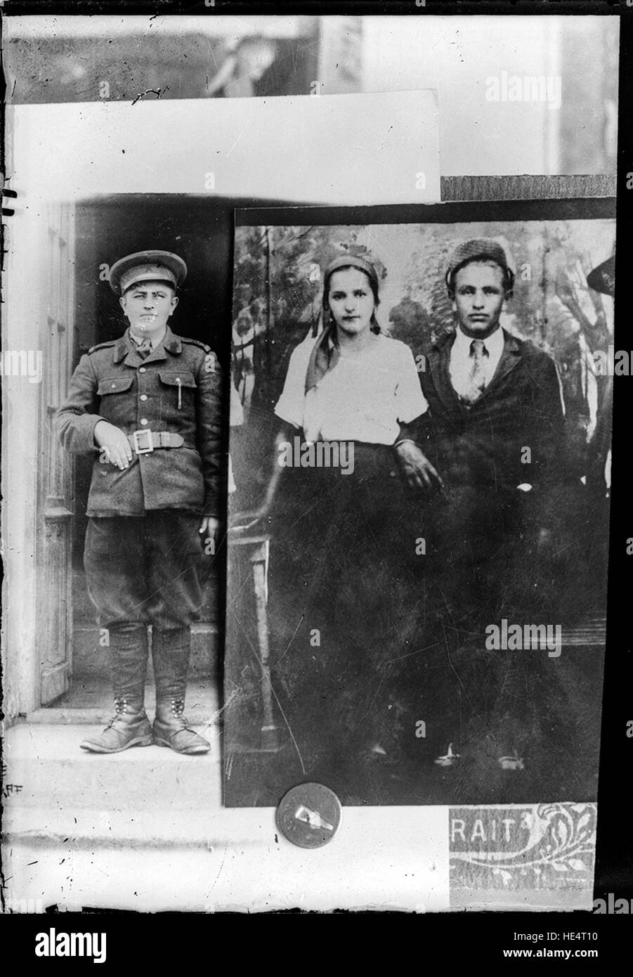 Due ritratti dall'Archivio Costica Acsinte, che mostrano individui con abiti rumeni all'inizio del XX secolo. Foto Stock