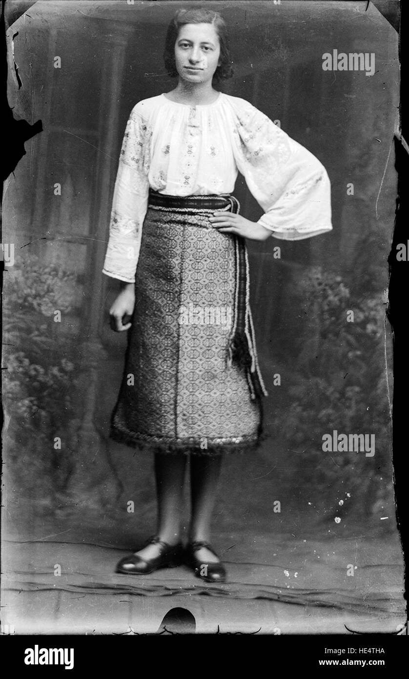Una giovane donna vestita con il tradizionale costume rumeno, catturata da Costica Acsinte in una fotografia vintage su lastre di vetro. Foto Stock