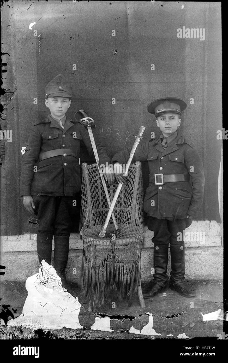 Due ritratti dall'Archivio Costica Acsinte, che mostrano individui rumeni in abiti tradizionali dell'inizio del XX secolo. Foto Stock