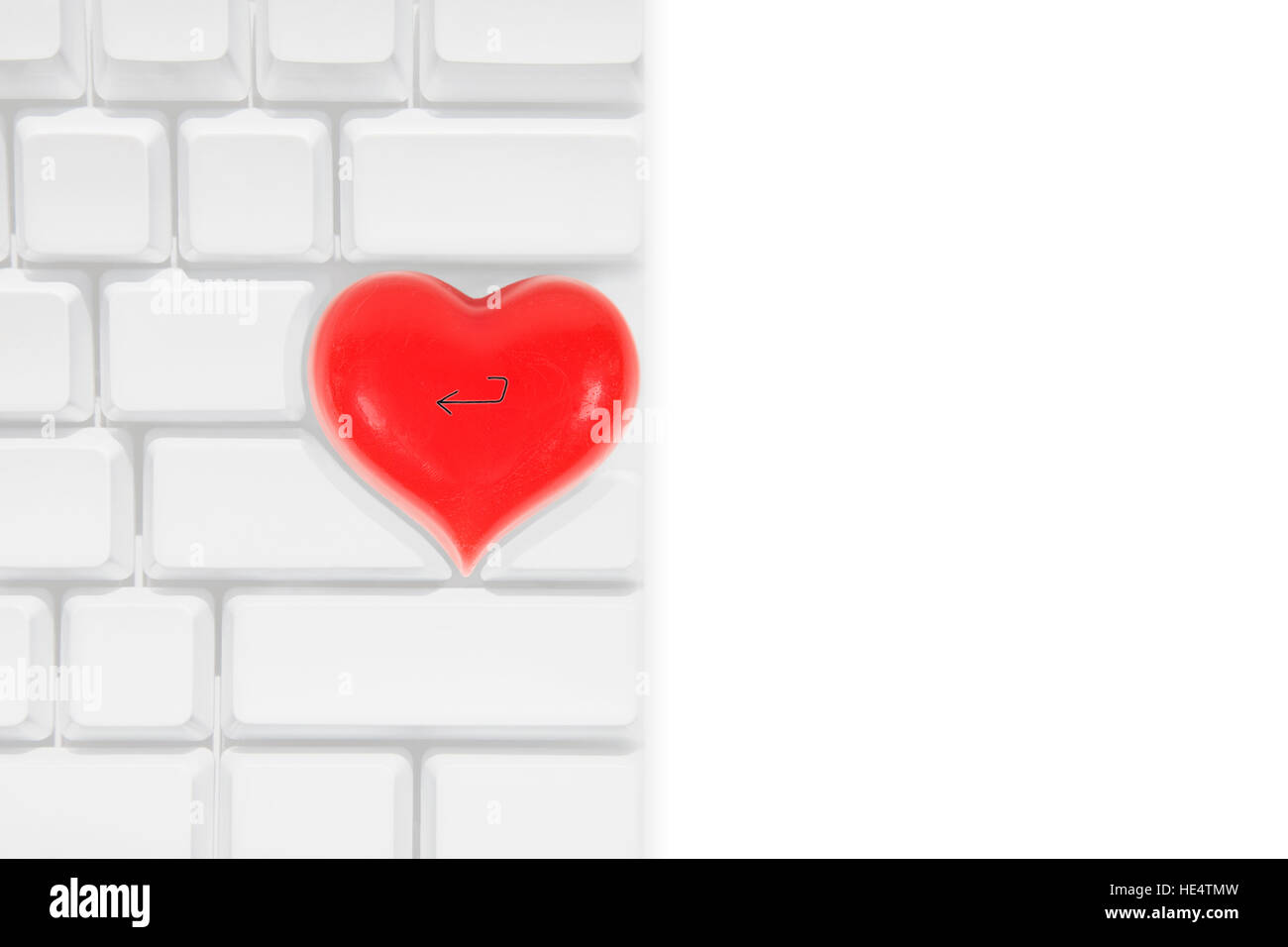 Calcolatore bianco tastiera con un amore rosso a forma di cuore tasto di ritorno Foto Stock