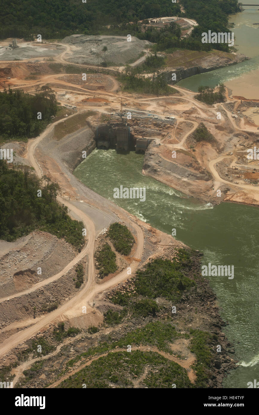 Centrale idroelettrica del Brasiliano della foresta amazzonica. Situato nel fiume Teles Pires, vicino alla città di Alta Floresta. Foto Stock