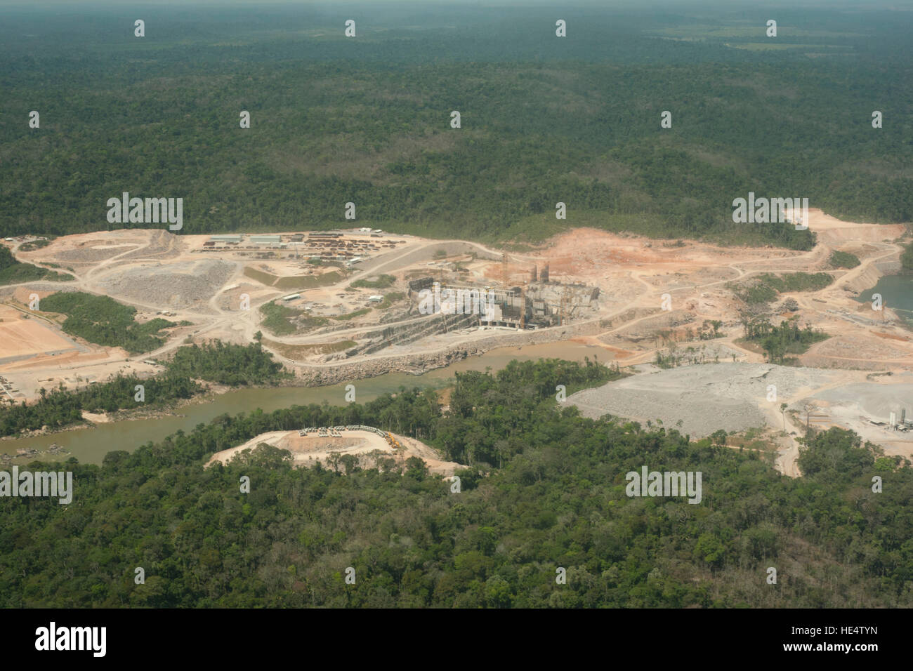 Una centrale idroelettrica del Brasiliano della foresta amazzonica. Situato nel fiume Teles Pires, vicino alla città di Alta Floresta. Foto Stock