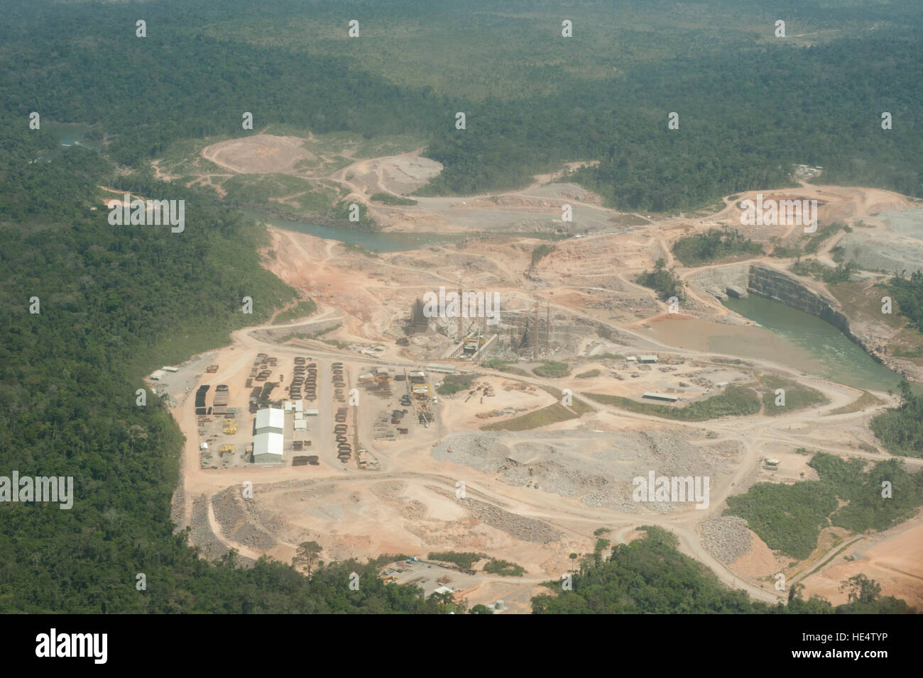 Vista dall'alto di una centrale idroelettrica nella foresta amazzonica brasiliana. Situato nel fiume Teles Pires, vicino alla città di alta Floresta. Foto Stock