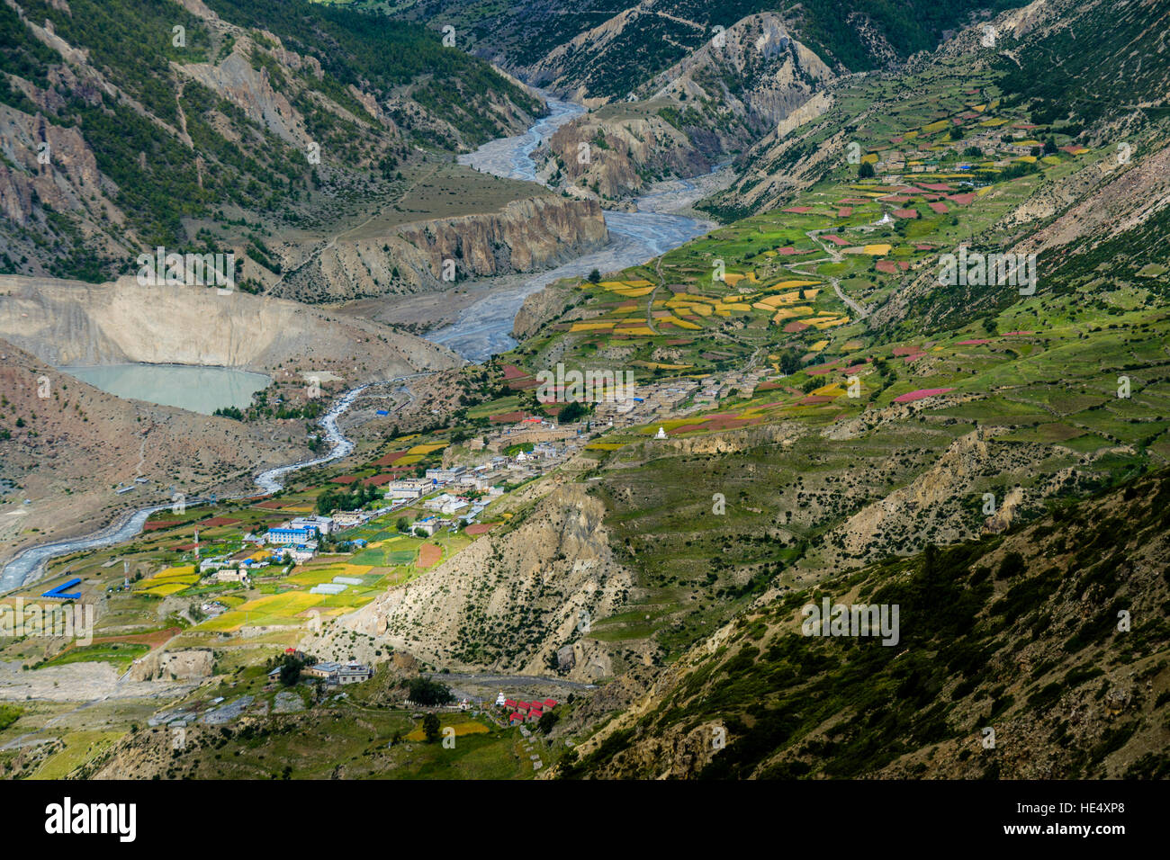 Vista aerea sul villaggio Manang e il paesaggio agricolo della tomaia Marsyangdi valley con terrazza campi Foto Stock