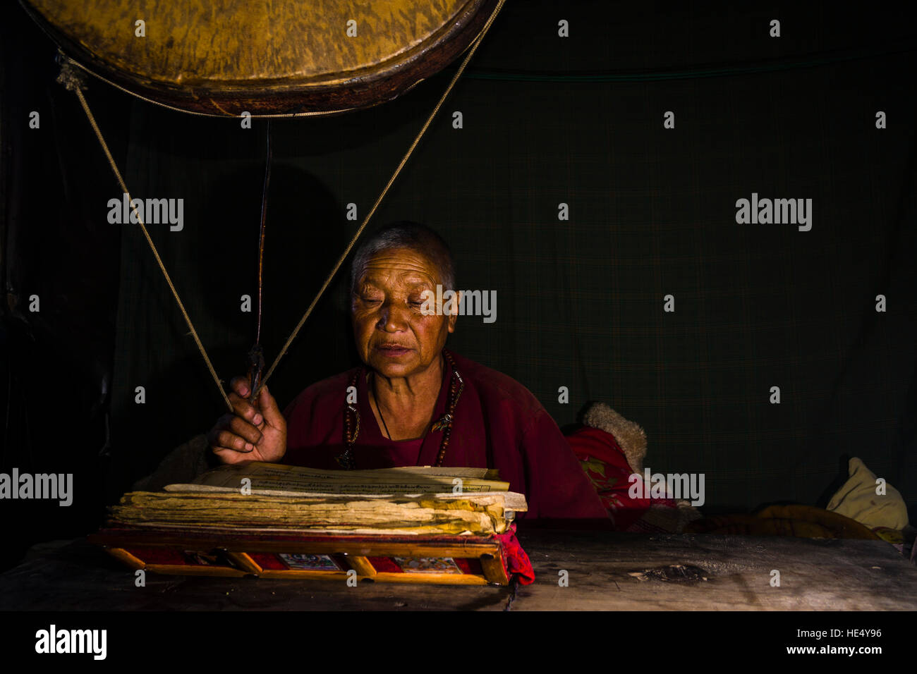 Ani chorten, figlia del monastero di Tashi lama, celebra una cerimonia religiosa in praken gompa Foto Stock