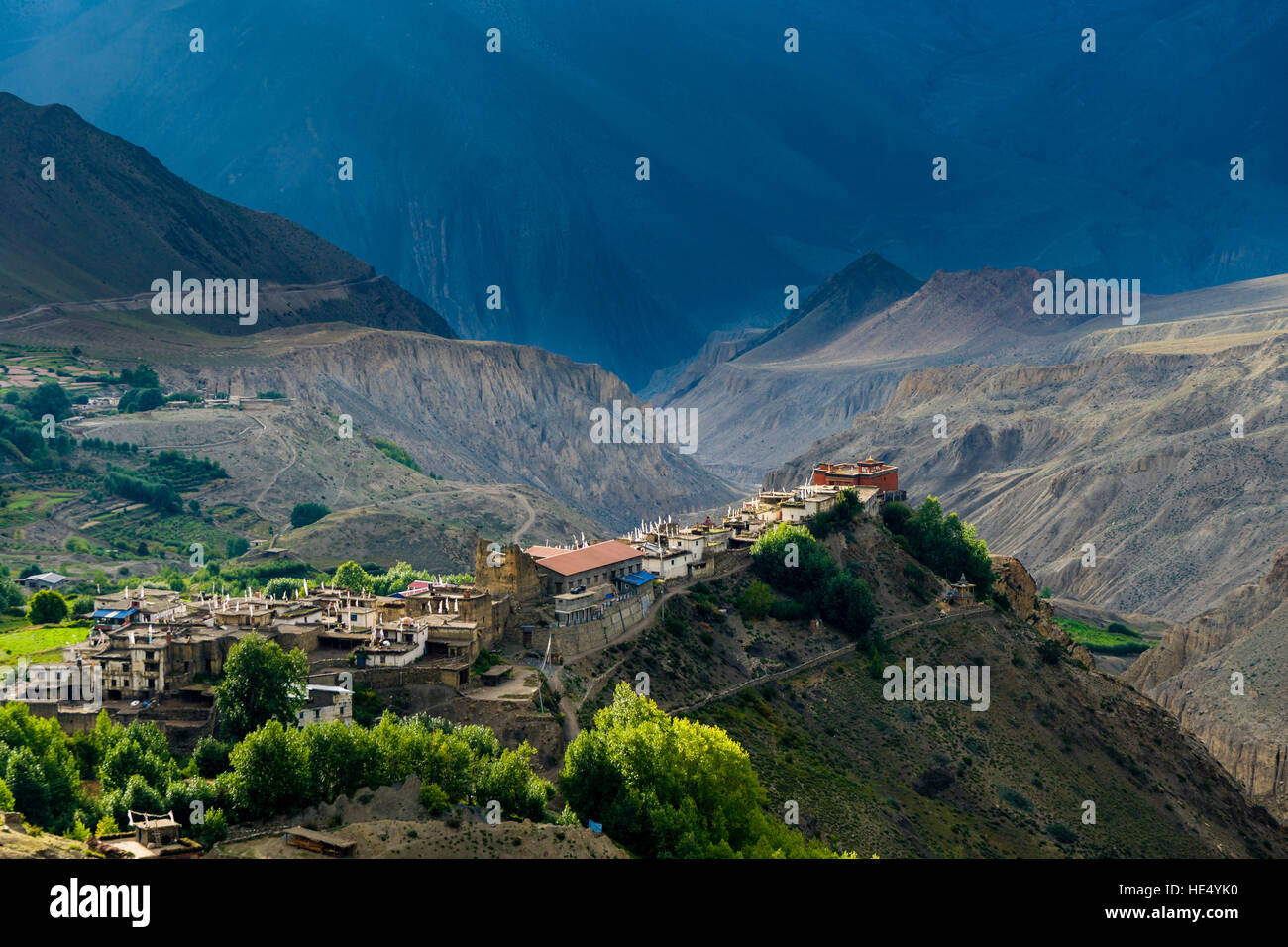 Vista sul paesaggio arido della tomaia Kali Gandaki valley con jarkot gompa su una collina Foto Stock