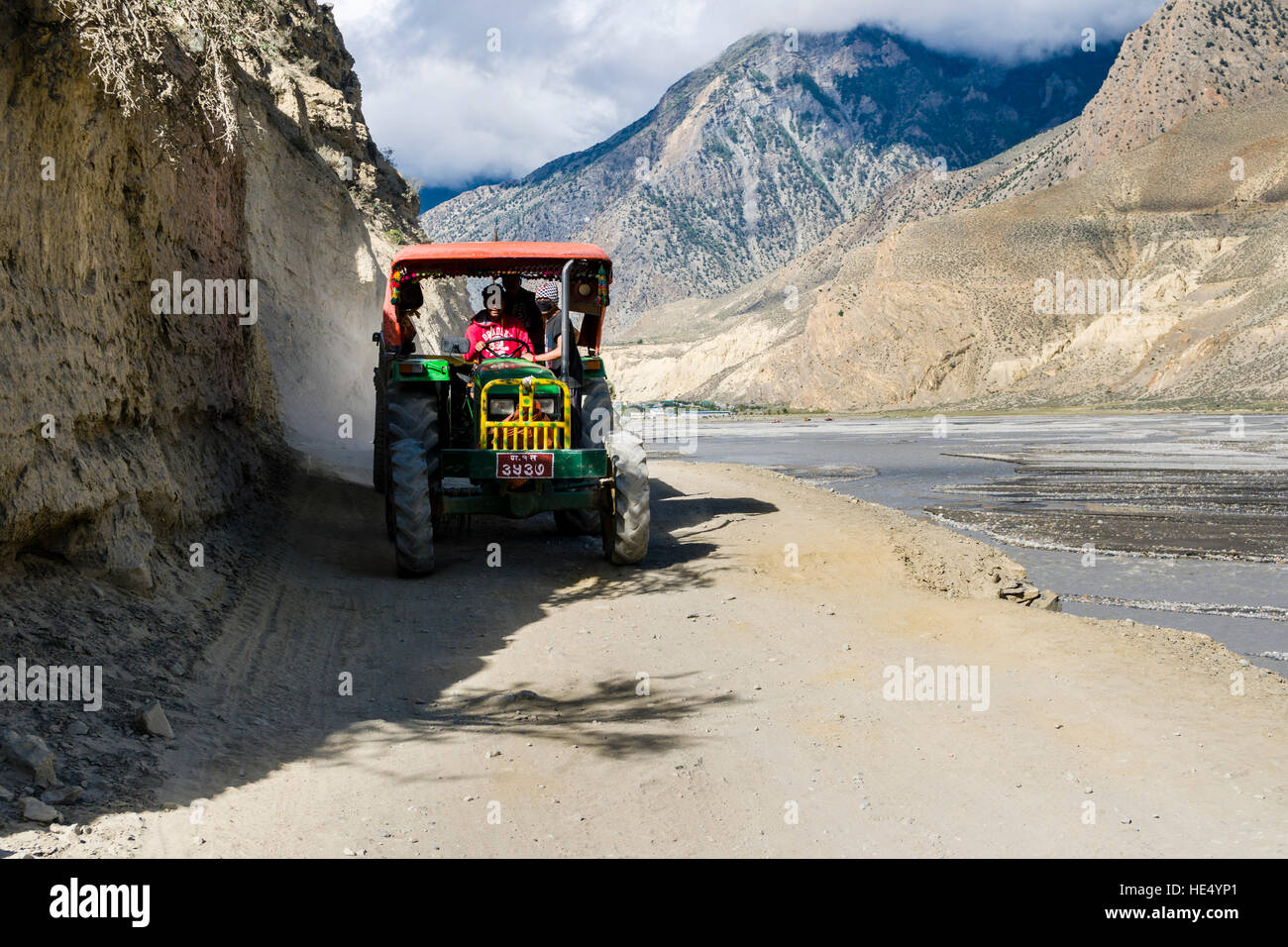 Un trattore è la guida lungo una strada di ghiaia nel Kali Gandaki valley Foto Stock