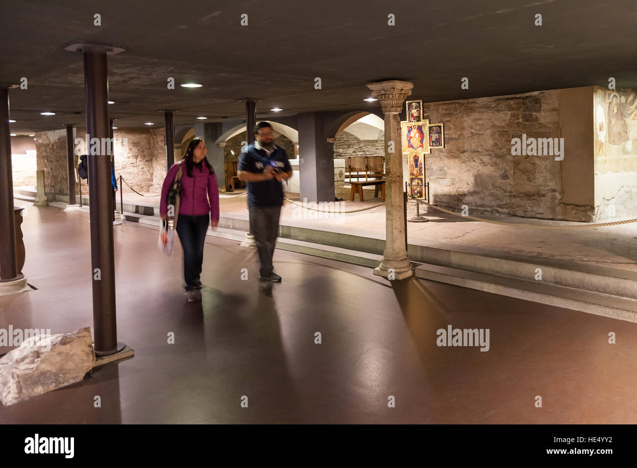 Firenze, Italia - 4 Novembre 2016: turisti nella cripta del Duomo Cattedrale Santa Maria del Fiore (Duomo di Firenze ,Cattedrale di Santa Maria dei Fiori Foto Stock