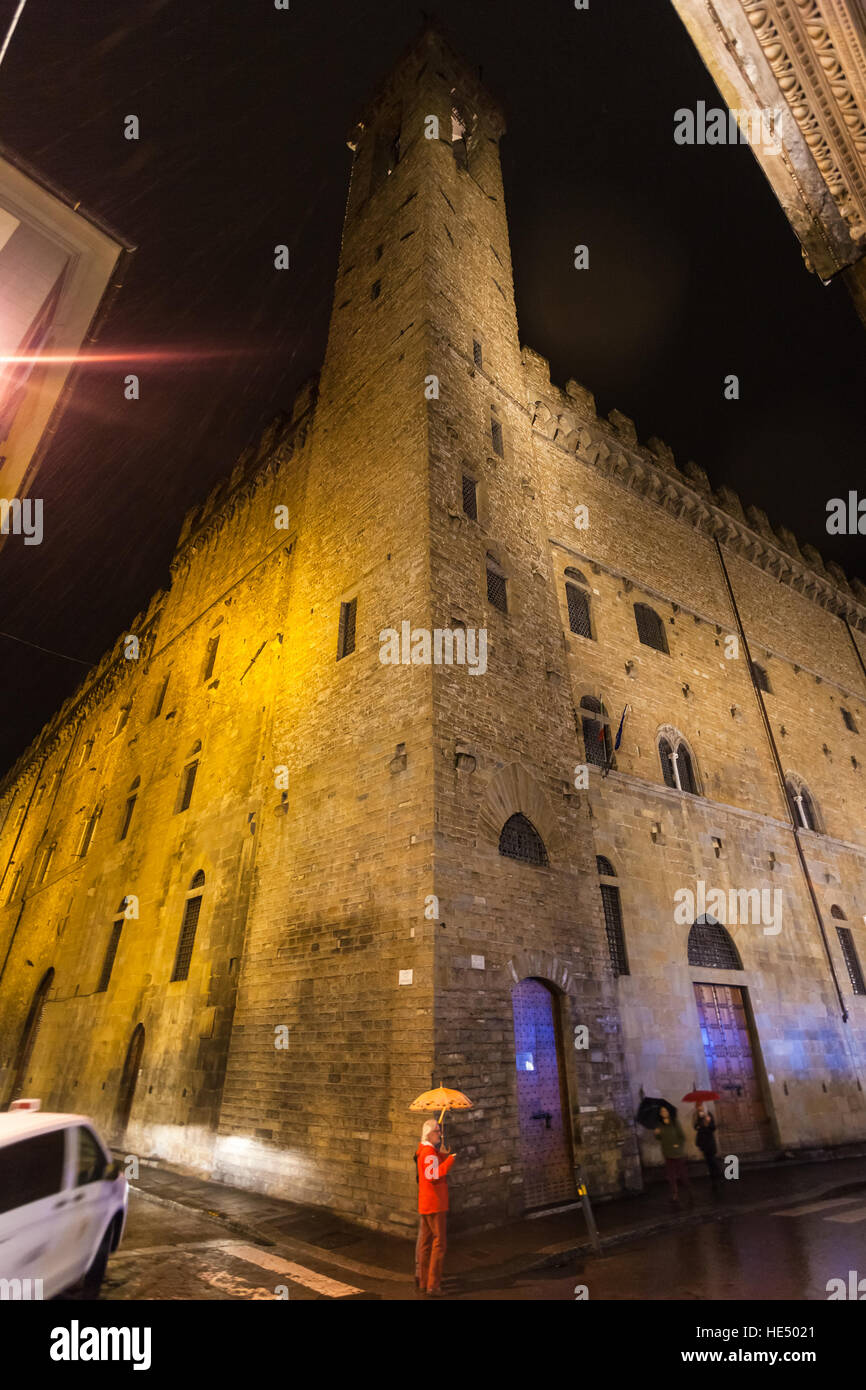 Firenze, Italia - 5 Novembre 2016: torre del Palazzo del Bargello (Palazzo del Bargello, Palazzo del Popolo) nella città di Firenze nella notte piovosa. Il Bargello è f Foto Stock