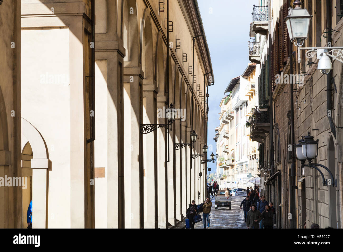 Firenze, Italia - 6 Novembre 2016: la gente a piedi vicino al Corridoio Vasariano in autunno. Il Corridoio Vasariano si collega Palazzo Vecchio a Palazzo Pitti, wa Foto Stock