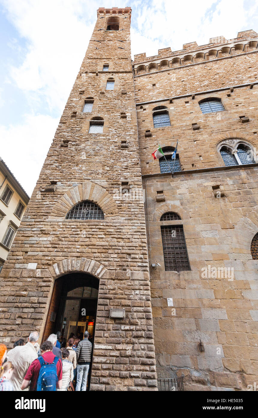 Firenze, Italia - 6 Novembre 2016: la gente in linea nel palazzo del Bargello (Palazzo del Bargello, Palazzo del Popolo e Palazzo del Popolo). Il Bargello è fo Foto Stock