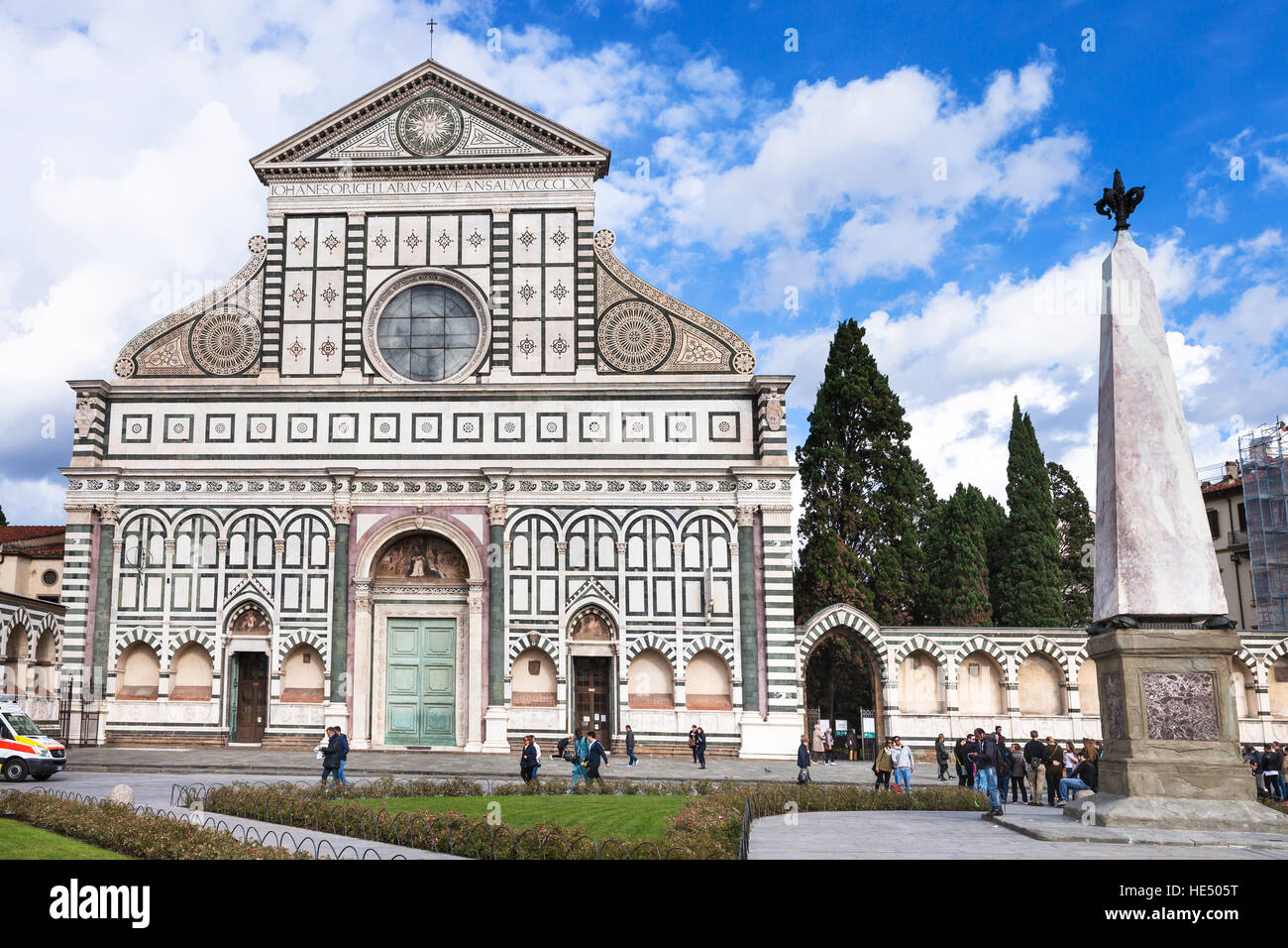 Firenze, Italia - 7 Novembre 2016: Visitatori vicino alla chiesa di Santa Maria Novella di Firenze in Firenze. È la prima grande basilica di Firenze, è Foto Stock