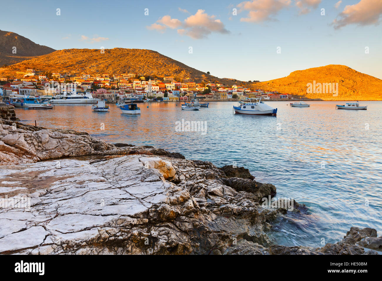 Vista del villaggio di Halki e il suo porto, Grecia. Foto Stock