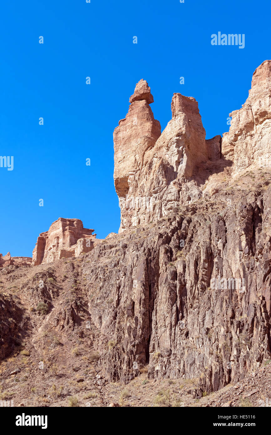 Maestose scogliere su uno sfondo di cielo blu. Charyn canyon, Kazakistan. Foto Stock