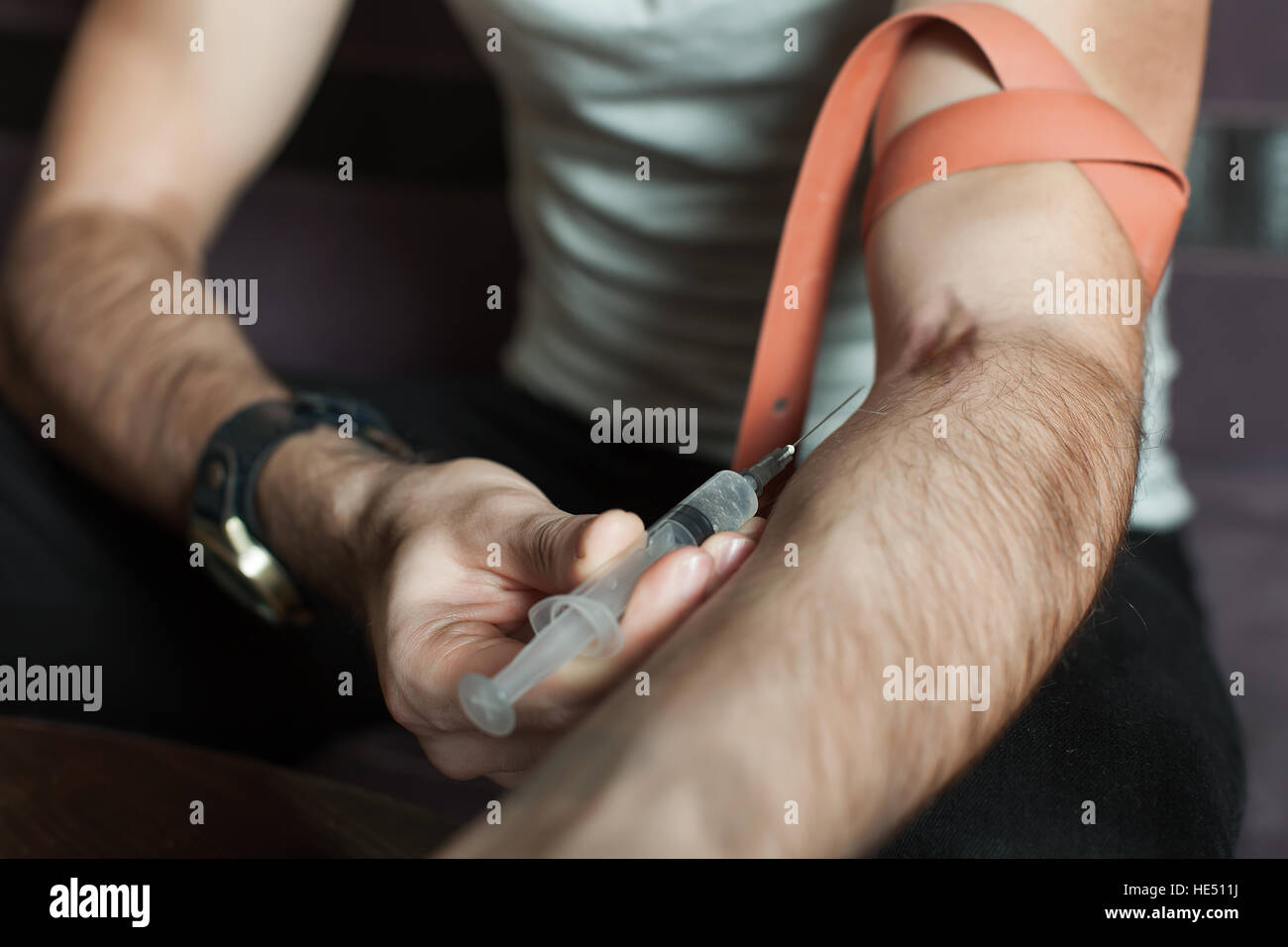 Grug addict effettuare l'iniezione di cocaina crack Foto Stock