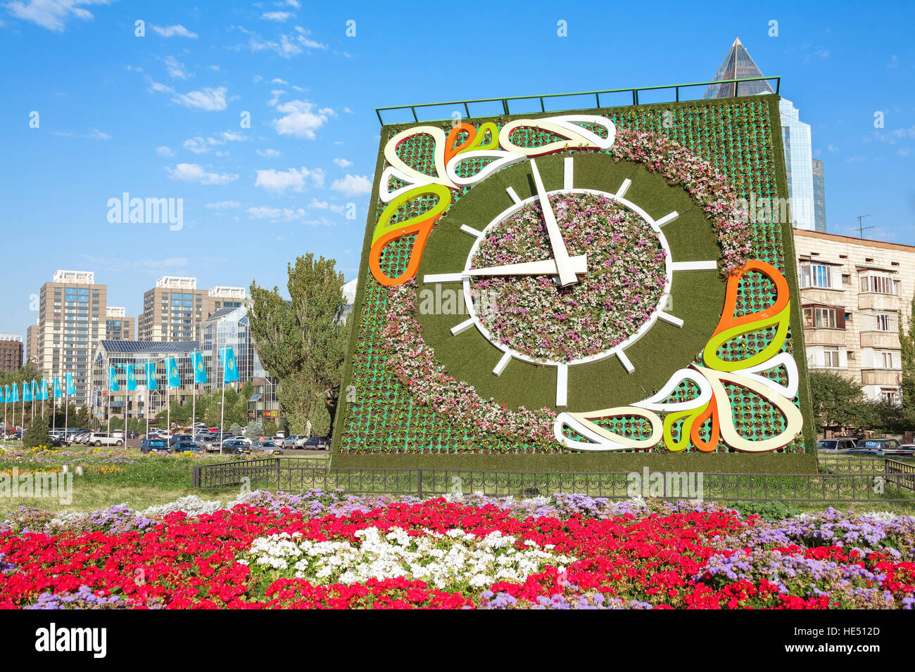 ALMATY, KAZAKHSTAN - Settembre 20, 2016: orologio di fiori che illustra  concettualmente l'inizio della giornata di lavoro nel centro della città di  Almaty, Kazakhstan Foto stock - Alamy