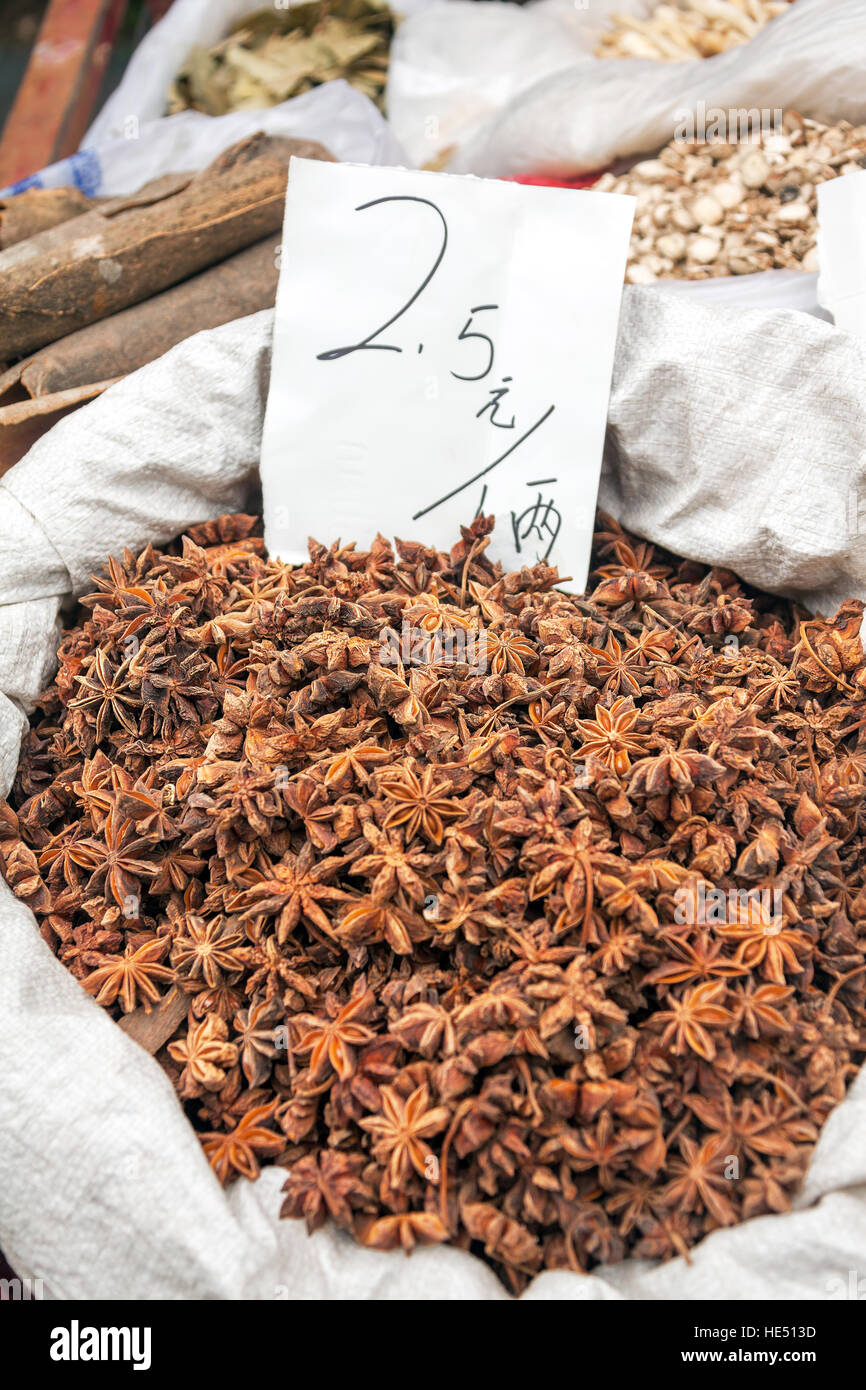 Anice stellato (Illicium verum) al mercato cinese. Foto Stock
