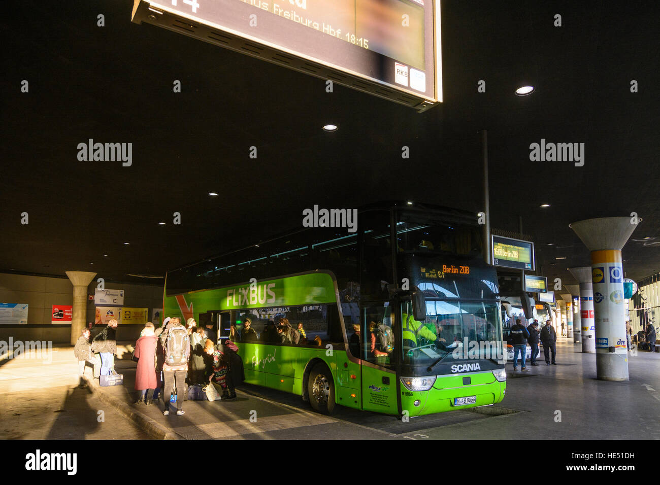 München Monaco di Baviera : autobus, autobus, passeggero, Flixbus in Zentraler Omnibusbahnhof München (ZOB) (la stazione degli autobus centrale), Alta Baviera, Baviera, Baviera, B Foto Stock