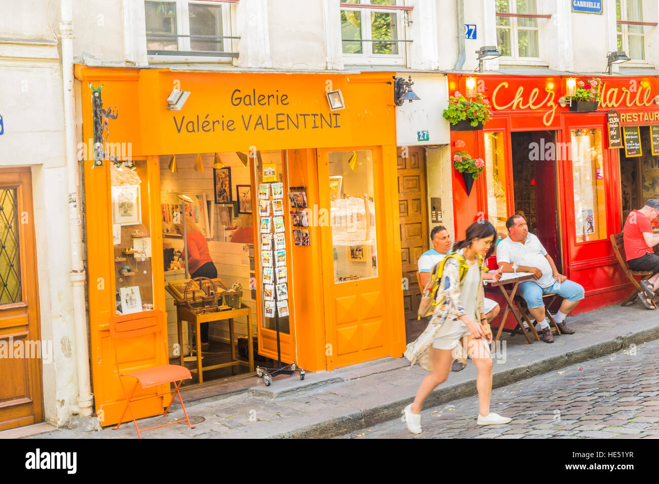 Scena di strada di fronte alla Galerie valerie valentini e ristorante chez marie, rue gabrielle, quartiere di Montmartre Foto Stock