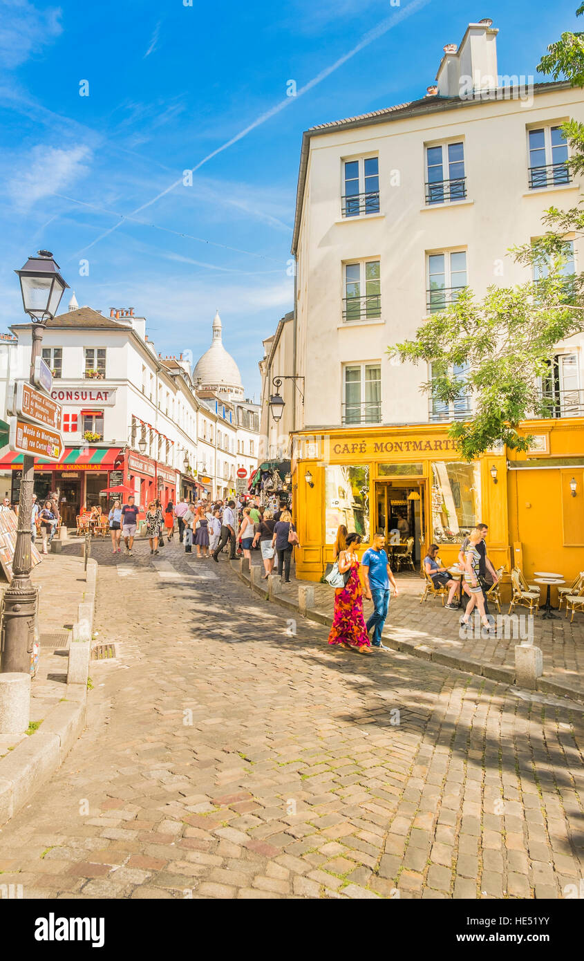 Scena di strada quartiere di Montmartre, turisti camminando per strada di ciottoli Foto Stock