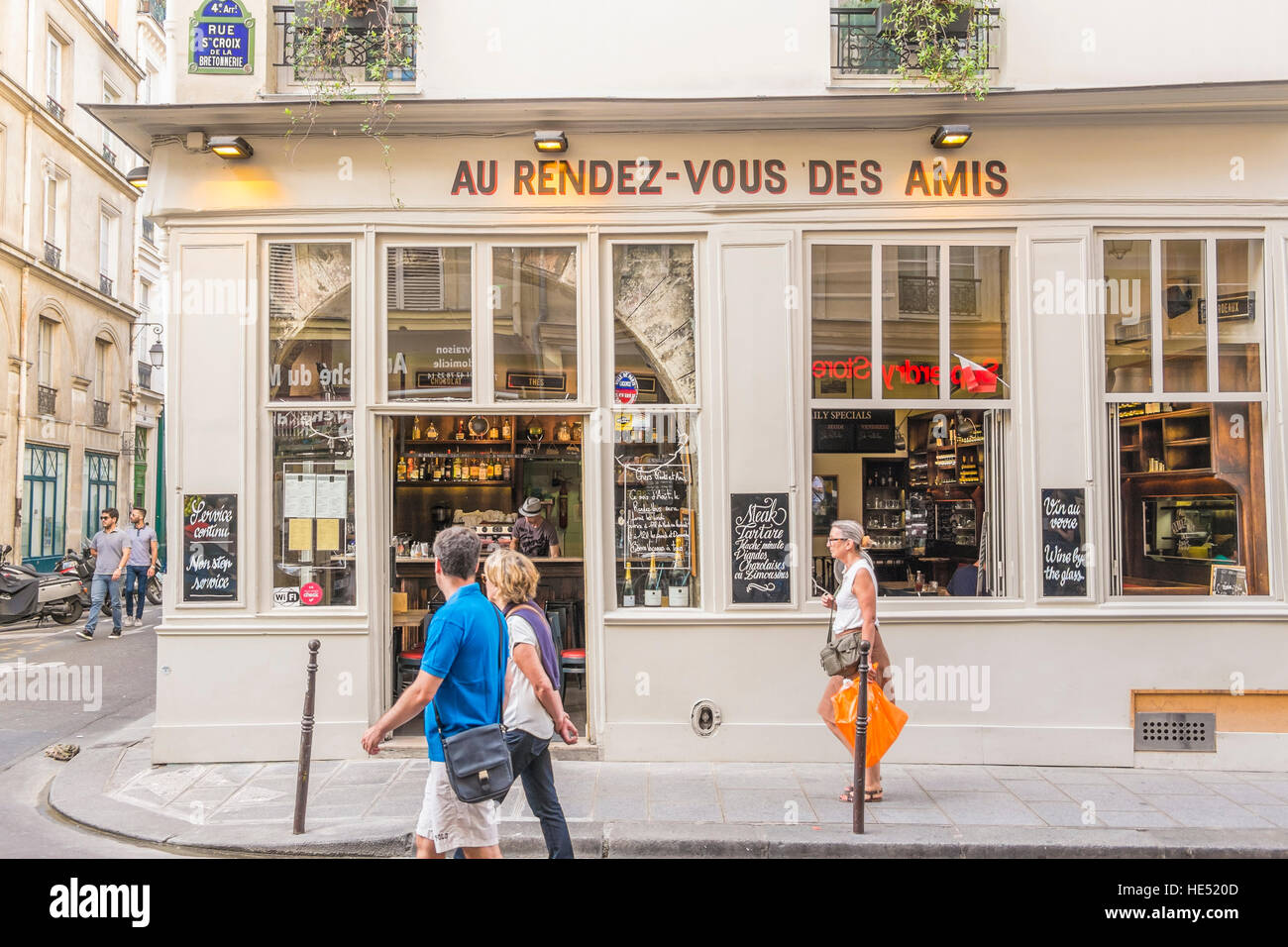Scena di strada di fronte au rendez-vous des Amis, bar-brasserie Foto Stock