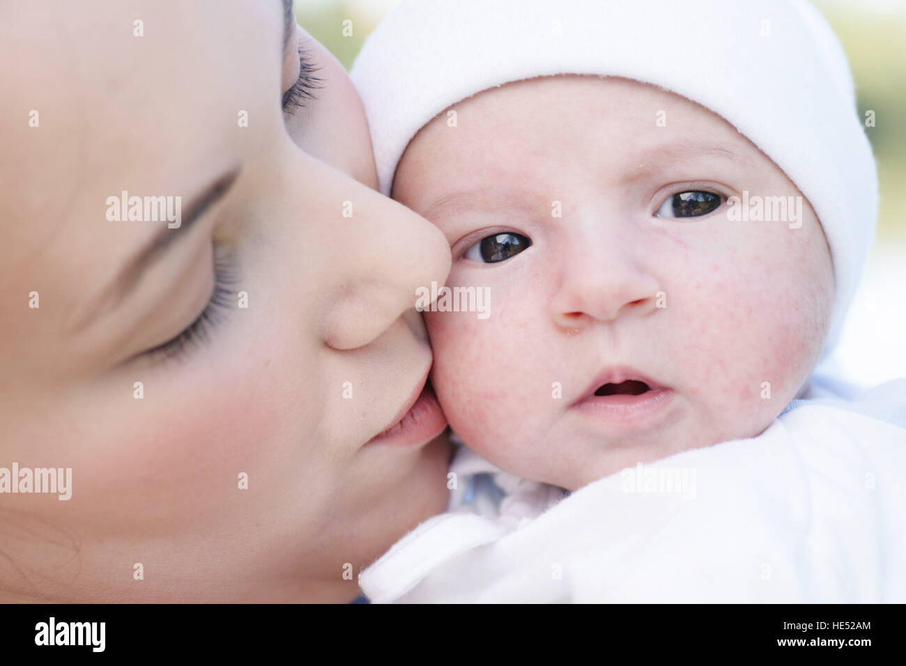 Giovane madre, 22 anni, con la figlia, sei settimane, all'aperto Foto Stock