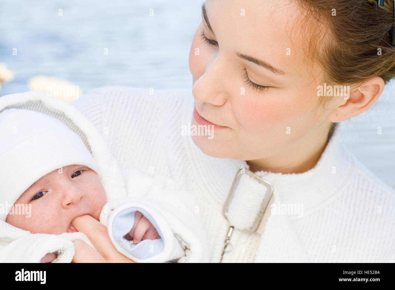 Giovane madre, 22 anni, con la figlia, sei settimane, all'aperto Foto Stock