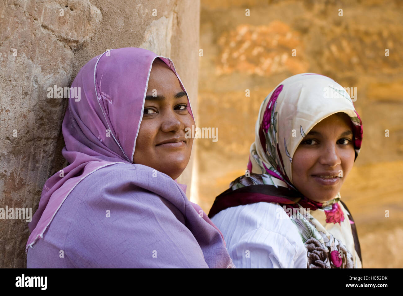 Due donne musulmane nel Tempio di Luxor, Luxor, la Valle del Nilo, Egitto, Africa Foto Stock